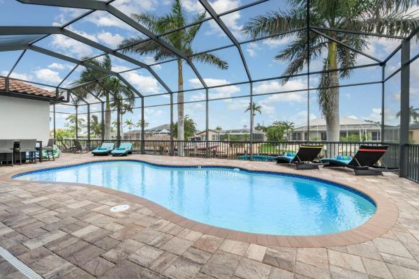 WOW! Waterfront Luxury, Heated Pool, Bikes, Dock w/Tiki - Best Beach Villa - Roelens, Book  SPA-hoteller i Florida, SPA