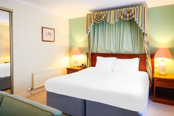 The Courtyard Hotel Near Leeds, Book  Leeds 