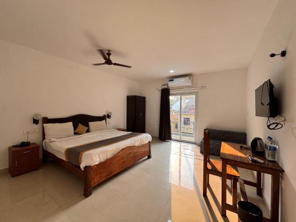 Hotel East Residence, Book  Parra North Goa