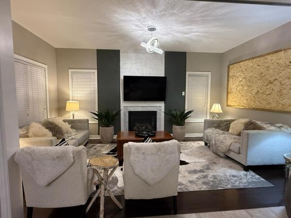 Luxurious Villa 3 Living Rooms, 1 sofa bed, 4 bedrooms, 4 Beds, 4 Toilets, 1 hour To Toronto, Book   