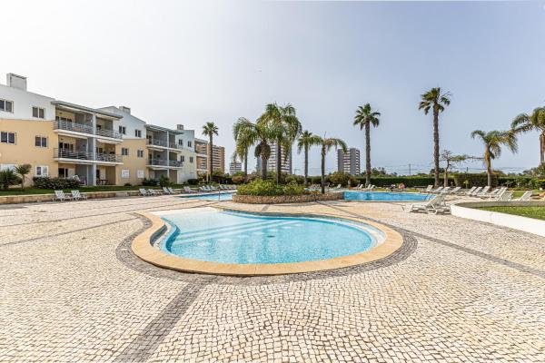 Villa Happy Alvor by Algarve Golden Properties, Book  Albufeira hoteller med pool, Swimmingpool