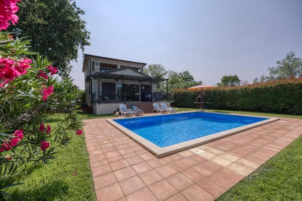 Villa Kristina with Pool - Happy Rentals, Book  Hoteller i Poreč Riviera med pool, Swimmingpool