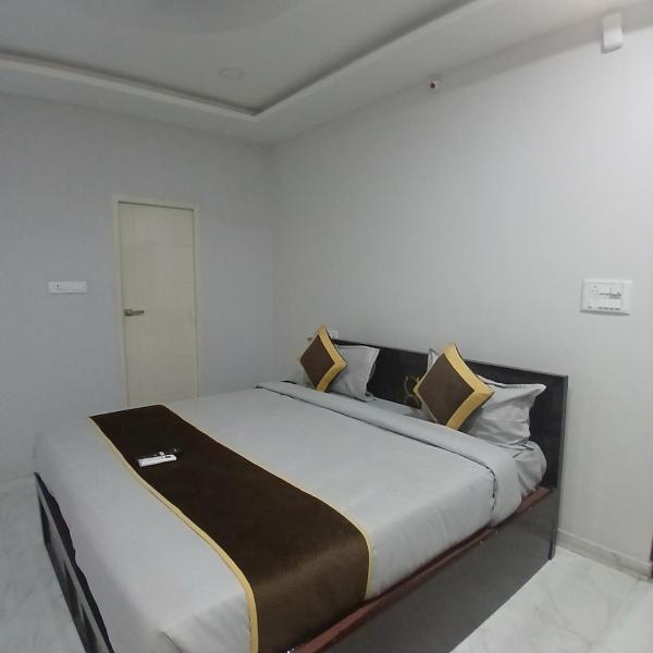 Hotel Redmoon Plaza, Book  Bangalore Bangalore