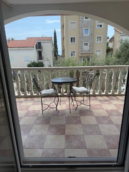 Studio Sea View Steps to Przno beach w Parking Villa Olive, Book  Budva hoteller med parkering, Parkering