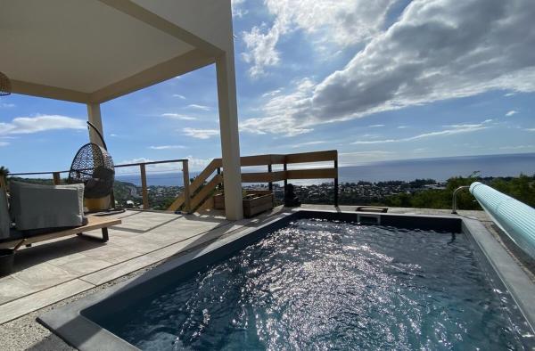 Villa Perle de louest - piscine et vue mer 180 sur la baie de St-Paul, Book  Hoteller i Saint-Paul med pool, Swimmingpool