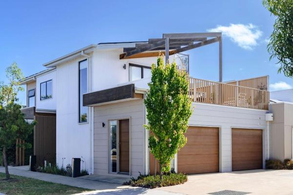 Blue Horizon Villa - Sun-Drenched Terraces and Ocean Views, Book  Victoria hoteller med parkering, Parkering