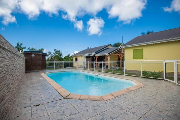 Villa Cannelle - Maison climatisée St-François, Book  Grande-Terre hoteller med pool, Swimmingpool