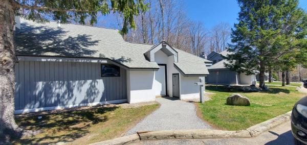 Woods Village 10 Brought to you by GetAway Vacations, Book  New England hoteller med pool, Swimmingpool