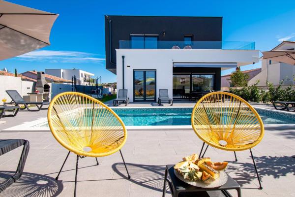 Villa Elite 1, Book  Hoteller i Pula Riviera med pool, Swimmingpool