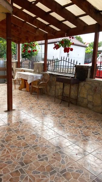 SC Pati-Com FLOREX SRL - CASA ADELA, Book  Hoteller i Tulcea med parkering, Parkering