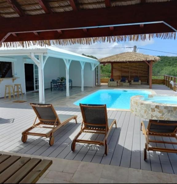 Villa contemporaine au Marin avec piscine privée, Book  Le Marin hoteller med pool, Swimmingpool