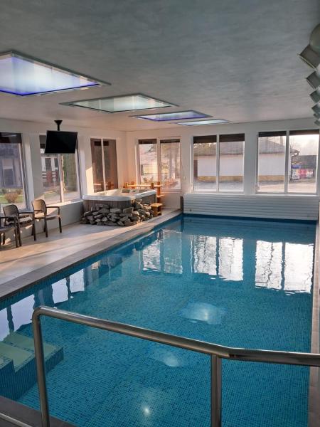 Serce Lasu - Hotel z Duszą i Energią Kamieni, Book  Bieszczady hoteller med pool, Swimmingpool