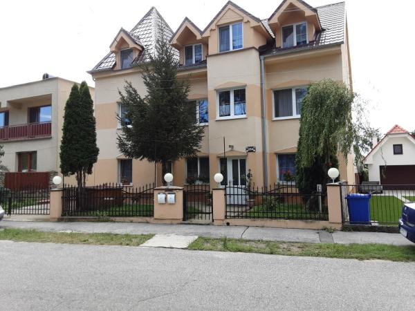Villa Jakubov, Book Lejlighed Hoteller i Malacky med parkering, Parkering