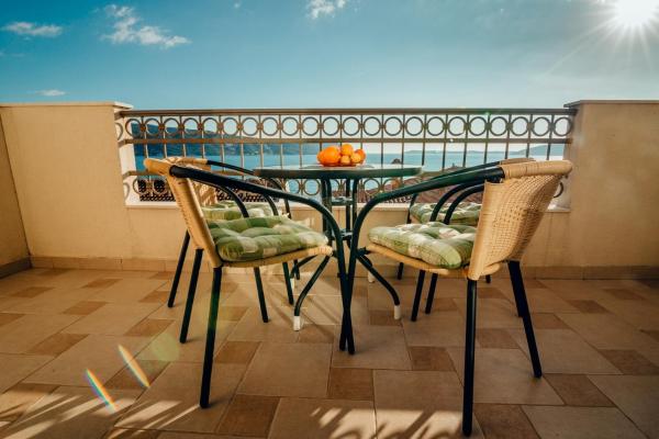 Apartmani Popović, Book Hotel Hoteller i Herceg Novi County med parkering, Parkering