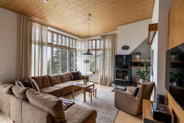 Villa Solvind - Hillside Villa Hosted by Hygge Host, Book  Pyhatunturi hoteller med parkering, Parkering