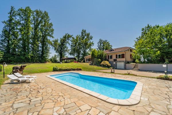 Villa with Pool in Unesco, 4 Room, Parking e Free WiFi, Book  Langhe hoteller med pool, Swimmingpool