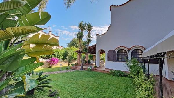 Villa Irma Circeo Villaggio del Sisto, Book  Lazio hoteller med parkering, Parkering