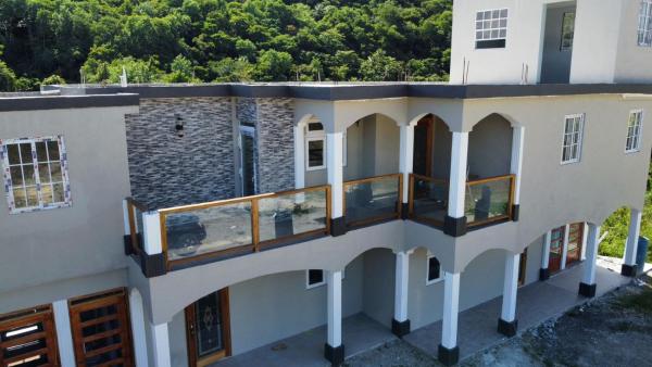 Annes Emerald Tranquility Villas, Book  Hoteller i Vieux Fort med parkering, Parkering