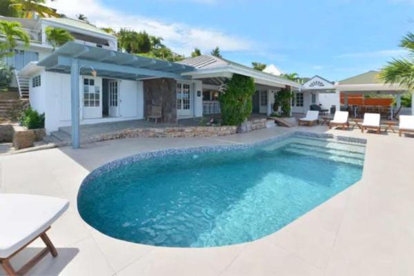 Oceanview Villa with Four King Bedrooms, Book  Salines hoteller med parkering, Parkering