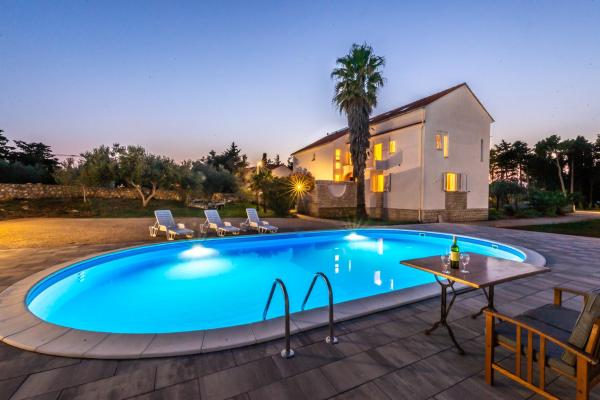 Guest House Christina, Book Pension Hoteller i Zadar County med pool, Swimmingpool