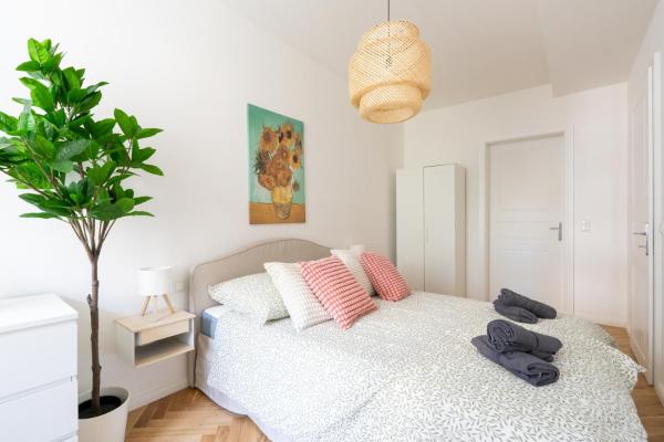 Chic Apartment with Balcony near Center, Book Lejlighed Wien Østrig