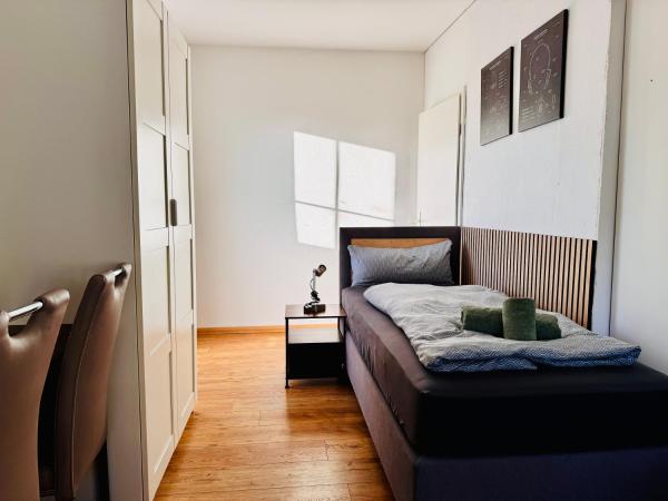 Premium Quartier Merseburg - 6 Schlafzimmer - bis 12 Personen - Transporter-Parkplatz - WLAN, Book  Garz hoteller med parkering, Parkering