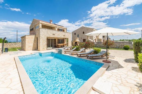 Villa with heated pool, waterfall, sandy beach - by TRAVELER tourist agency Krk - ID 2170, Book  Hoteller i Zadar County med pool, Swimmingpool