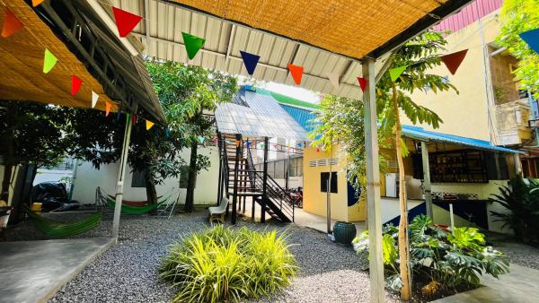 Por Chey Hotel, Book  Hoteller i Battambang Province med parkering, Parkering