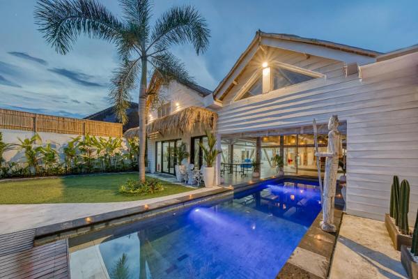 Serene 4BD Tropical Villa 5 Mins to Cemagi Beach, Book  Cemagi Bali