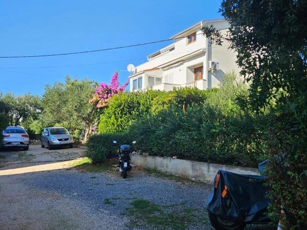 Apartments by the sea Barbat, Rab - 24932, Book Lejlighed Kvarner Islands hoteller med parkering, Parkering