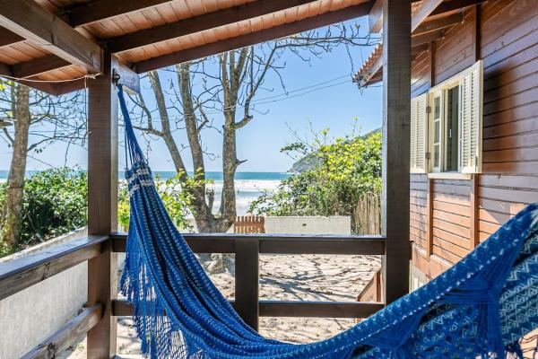 Casa Rústica Pé na Areia | Praia do Matadeiro, Book  Florianopolis Parana, nær Matadeiro Beach