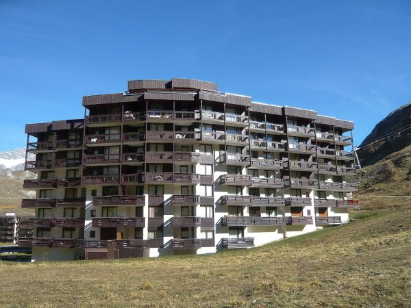 Studio Les Tommeuses - Val Claret-25 by Interhome, Book Lejlighed Hoteller i Rhône-Alps med parkering, Parkering