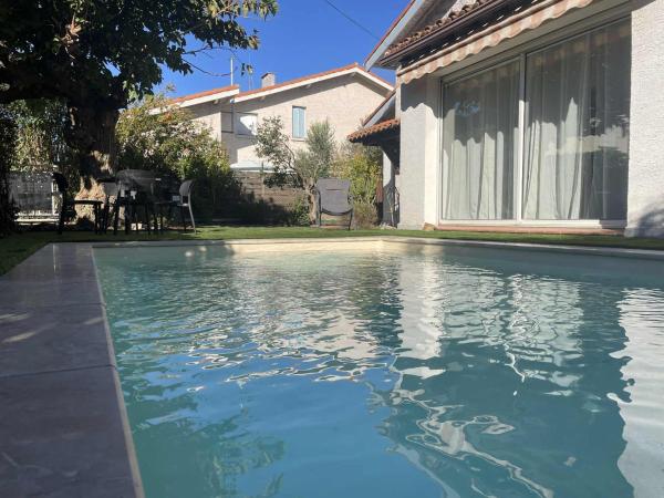 Comme à la maison B and B - 2 chambres et 1 salon, Book  Aude hoteller med pool, Swimmingpool