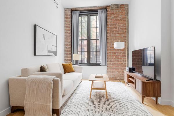 Blueground Ukrainian Village view nr Tompkins Square Park NYC-2072, Book  Lower East Side New York