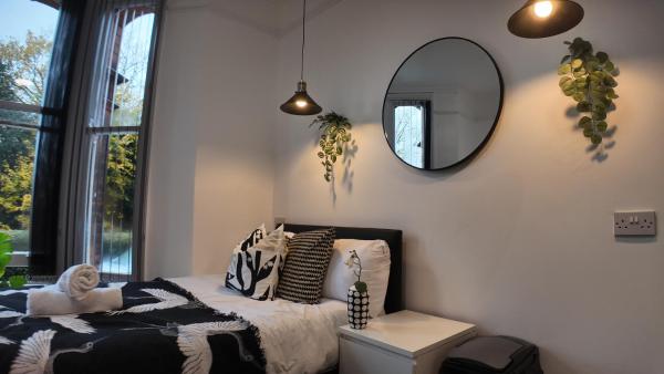 Private, Stylish Studio with Parking in City, Book  Birmingham West Midlands