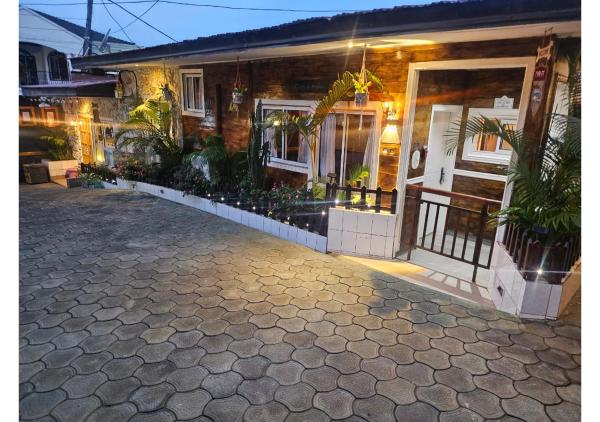 Retreat Cameroon BASTOS, Book  Mfoundi hoteller med pool, Swimmingpool