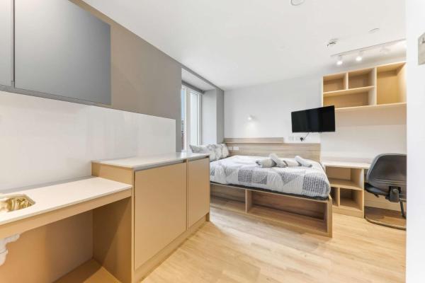 Accessible Student Only Studio In Central Leeds, Book   