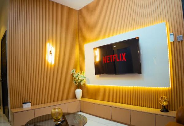Blue check homes, Book  Lagos State hoteller med parkering, Parkering