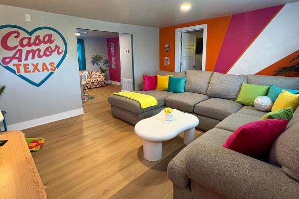 Casa Amor Texas A Vibrant Villa near BS&W with King Bed, Book  Temple Texas