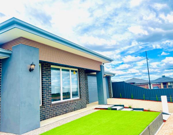 Modern 4 Bed 4 Bath Family friendly Villa, Book  Melton South Victoria