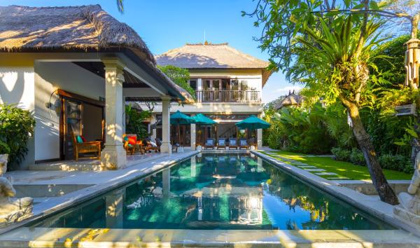 4-Bedroom Villa - Large swimming pool - Ideal place for friends and families, Book  Seminyak Badung