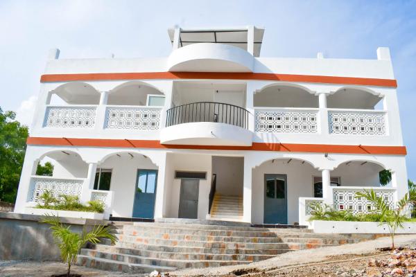 Mangrove Sunset Villa, Book  Coast Region hoteller med parkering, Parkering
