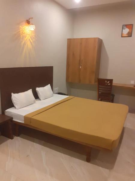 Hotel Sudarsh Deluxe, Book  Satara 