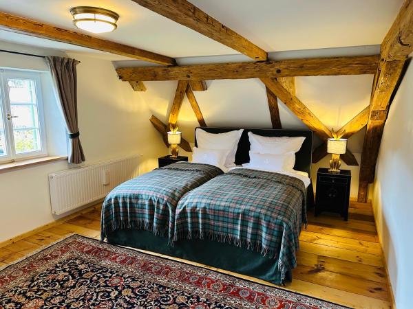 KURFÜRSTLICHES JÄGERHAUS - by "Schloss Gessenberg" - luxurious vacation home with mountain views, suitable for families and friends, Book  Bayern hoteller med parkering, Parkering