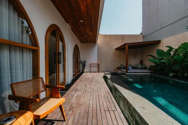 Villa Bens Luxury - 3BR Villa in Kerobokan, Book  Badung hoteller med parkering, Parkering