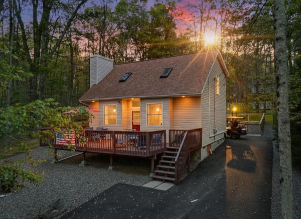 Pocono Lake Escape, includes Golf Cart, Firepit, Book  Pocono Lake 