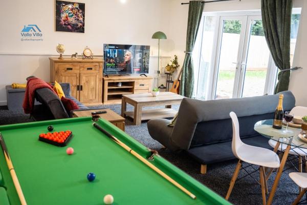 Pines Villas 1, Three Spacious 3BR Homes, Perfect for Groups, Book  Boughton Northamptonshire