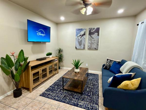 La Casa Contenta - Stylish Casita Near Downtown, Fort Bliss and Hospitals, Book  El Paso Texas