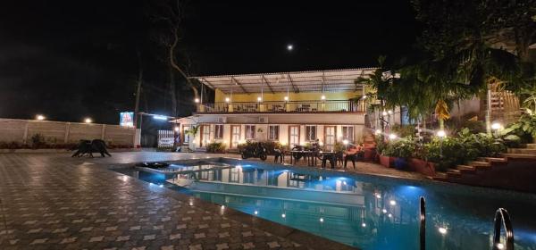 kali river view, Book  Dandeli hoteller med pool, Swimmingpool
