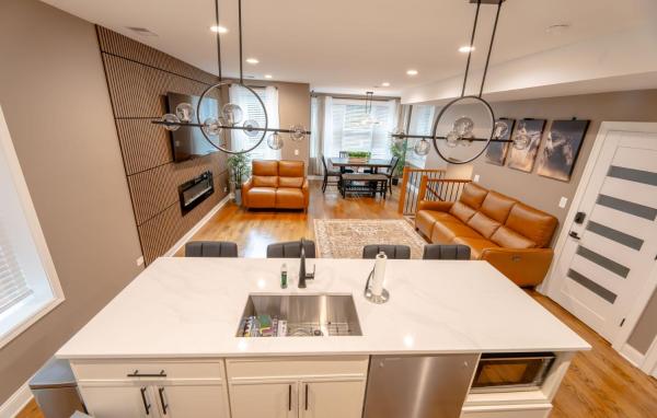 Luxury 9 BR, Villa Mins from Downtown and the Lake, Book  Chicago 
